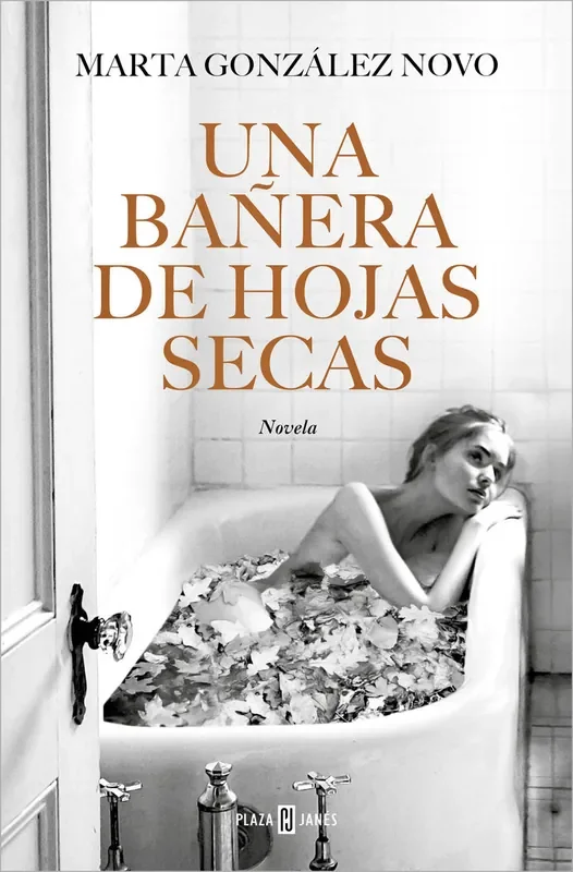 Una bañera con hojas secas